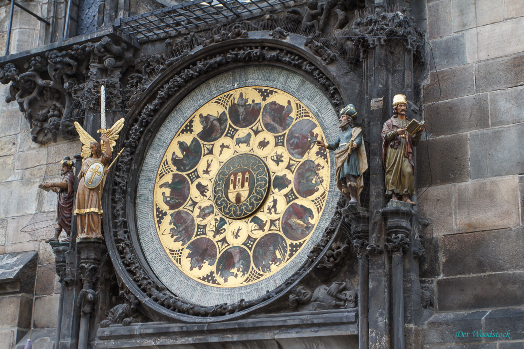 Das Kalendarium unterhalb der Orloj ist deutlich jünger, das Original (im städtischen Museum) wurde 1865 von Josef Manes in Öl auf Kupfer gemalt.